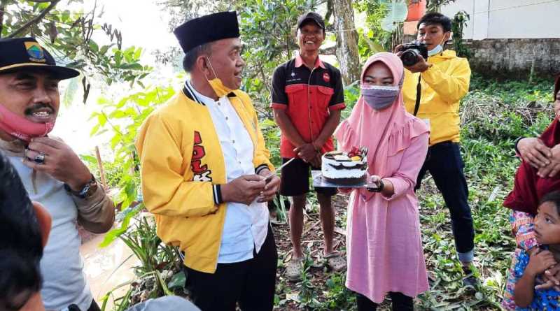 Bawa Obat-obatan, Ade Barkah Sambangi Rumah Reyot yang Sudah Direnovasi