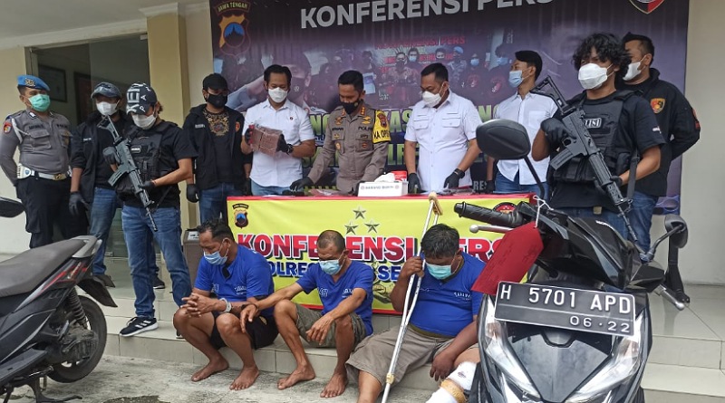 Dor ! Polisi Tembak Pelaku Perampasan Uang Setengah Miliar Milik Toko Emas Di Semarang