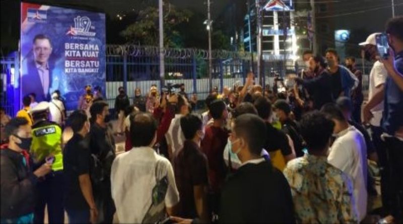 Geruduk Kantor DPP Partai Demokrat, Puluhan Mahasiswa Dibubarkan Polisi