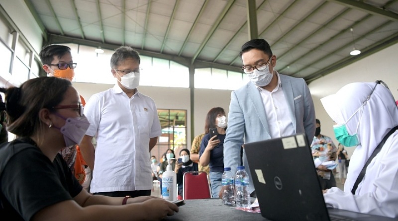 Ridwan Kamil-Menkes RI Tinjau Vaksinasi Covid-19 di Taman Kota Bandung