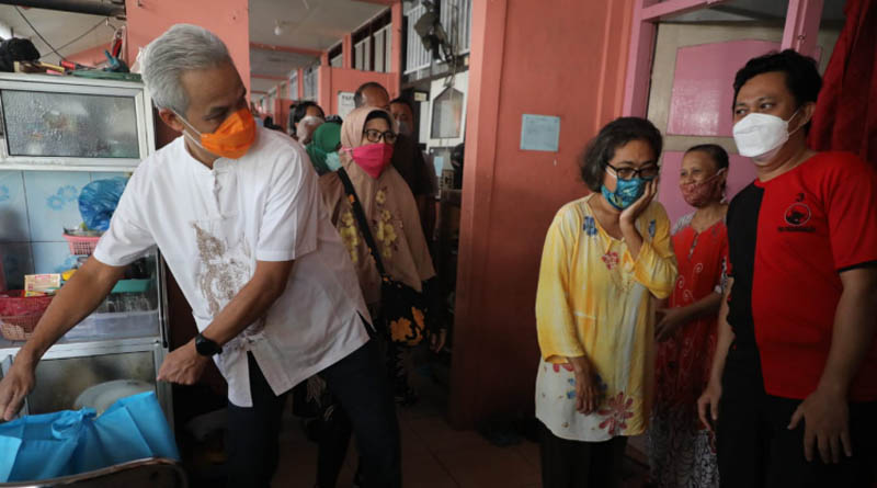 Ganjar Kunjungi Rusun Buruh Sambil Berbagi Paket Sembako