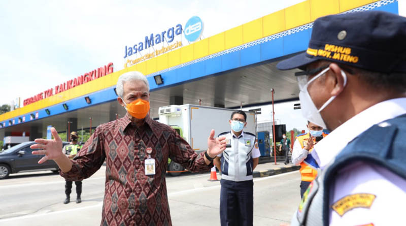 Pantau Arus Mudik di Tol, Ganjar Cek Kesiapan Petugas dan Sarana Posko