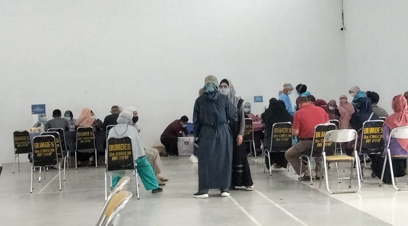 Puluhan Lansia di Desa Cingcin Menunggu Giliran untuk Divaksin Dosis Kedua