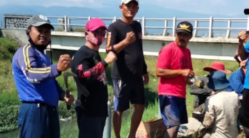 PP Rancaekek Bersihkan   Sungai dan Selokan di Desa Bojongloa