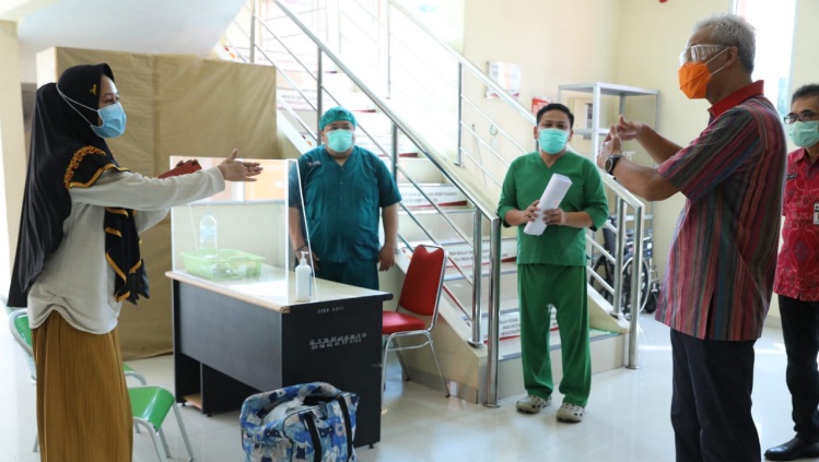 Ganjar Minta Dinkes Jateng Maksimalkan Call Center Covid-19 Untuk Tampung Keluhan Warga