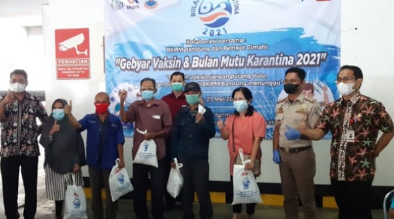 Lansia Diberikan Paket Ikan oleh Pemkot Cimahi