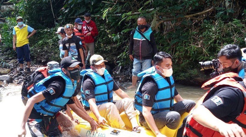 A Arul bersama Kadis LH Arungi Sungai Cigeureuh untuk Melihat Situs Mataram Islam
