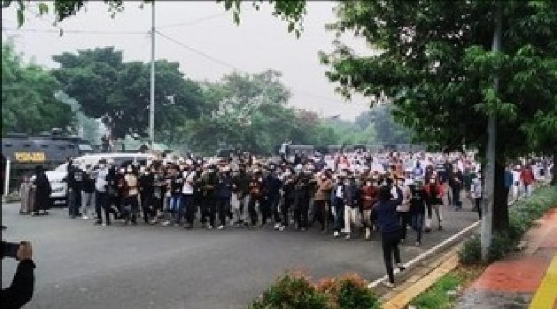 Pendukung Rizieq dan Polisi Bentrok di Luar Arena Sidang