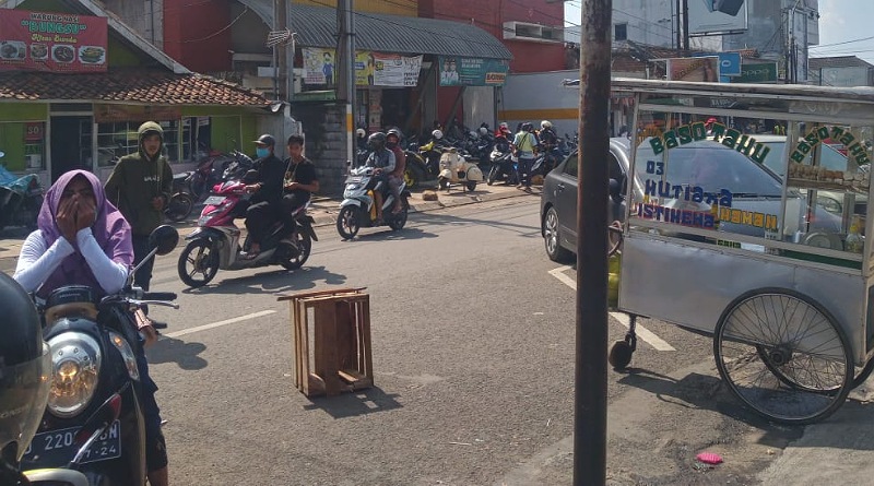 PPKM Diterapkan, Pengunjung Pasar Modern Masih Penuh