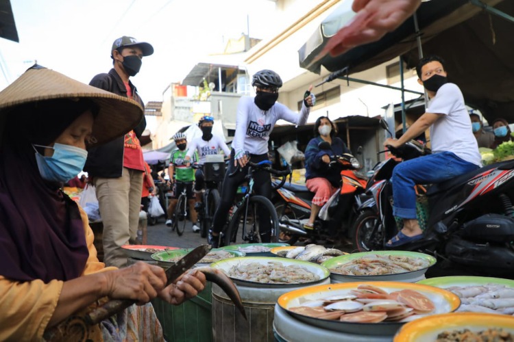 Sambil Gowes, Ganjar Pantau Prokes Warga dan Motivasi Para Nakes