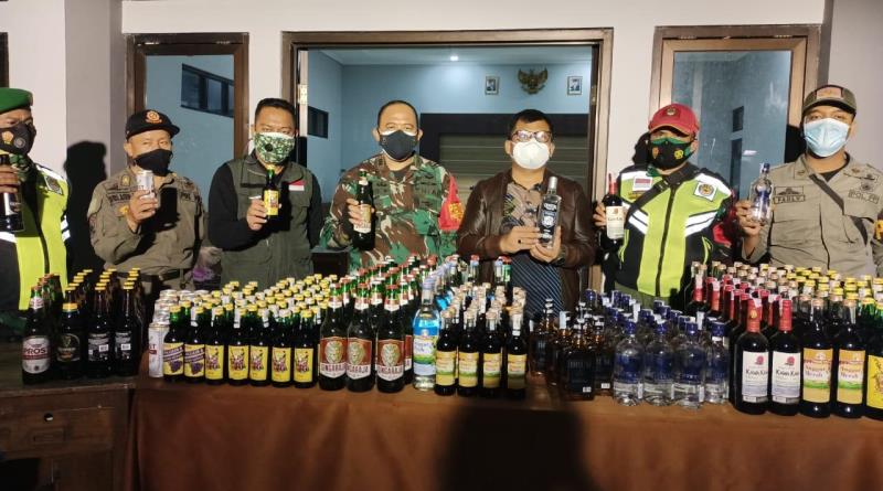 Hari Kedua Monitoring PPKM Darurat di Baleendah, Ratusan Botol Miras Diamankan