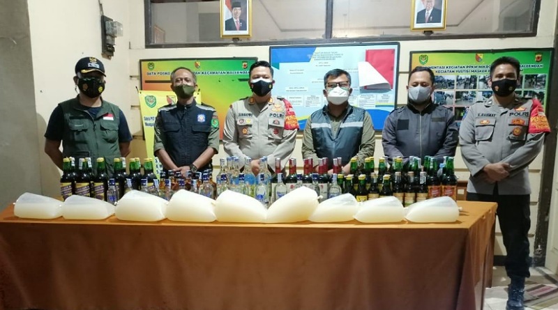 Monitoring Pelaksanaan PPKM di Baleendah, 87 Botol Miras dan 20 Tuak Diamankan