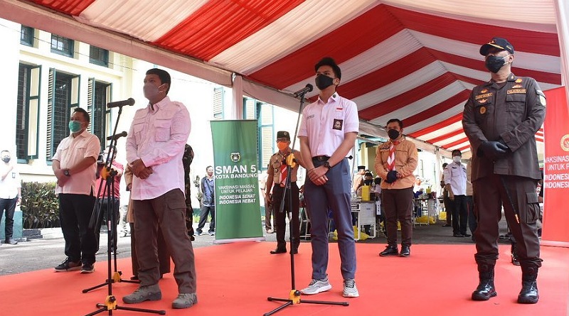 Kajati Jabar Tinjau Pelaksanaan Vaksinasi Covid-19 di SMAN 5 Kota Bandung