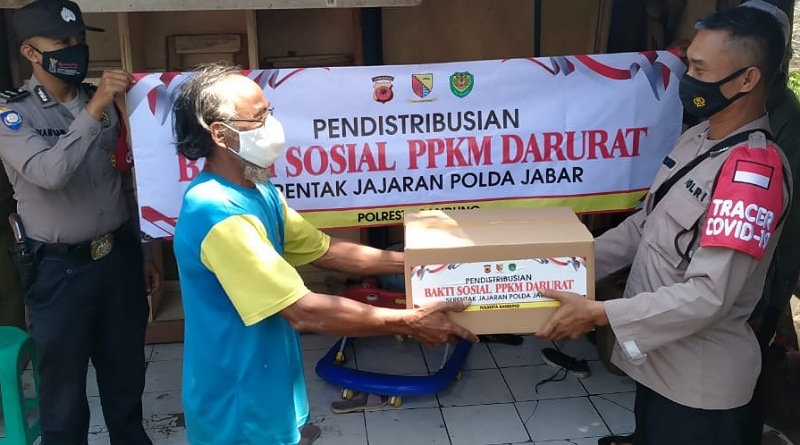 Warga Terdampak Covid-19 di Desa Gandasari Dapat Bantuan Sembako