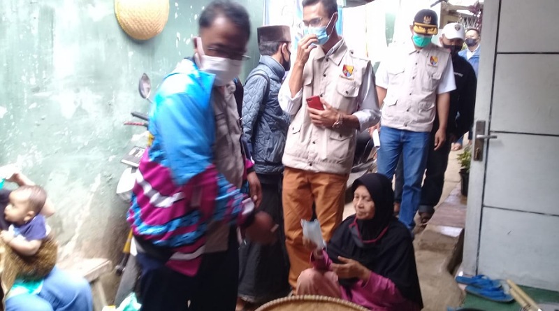 Saat Reses H. Yayat Menyusuri Lorong dan Gang untuk Kunjungi Warga