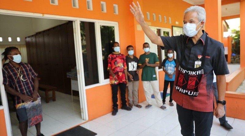 Kunjungi Asrama Papua, Ganjar Pastikan Pelajar Jalani PPKM Darurat Tanpa Kendala
