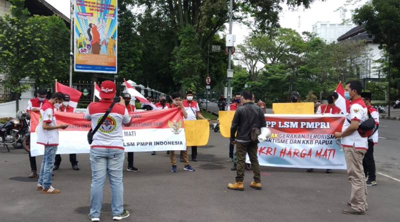 Puluhan Massa Pro Pemerintah Gelar Aksi Demo di Depan Gedung Sate