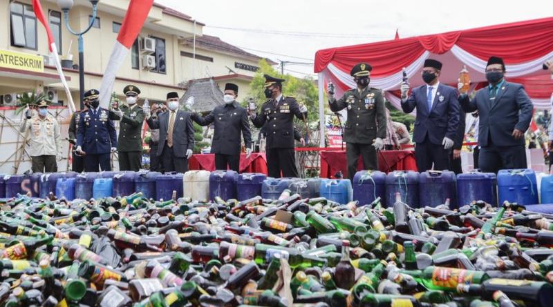 Sinergitas Pemkab-Polresta Bandung, Musnahkan 11.500 Botol Miras