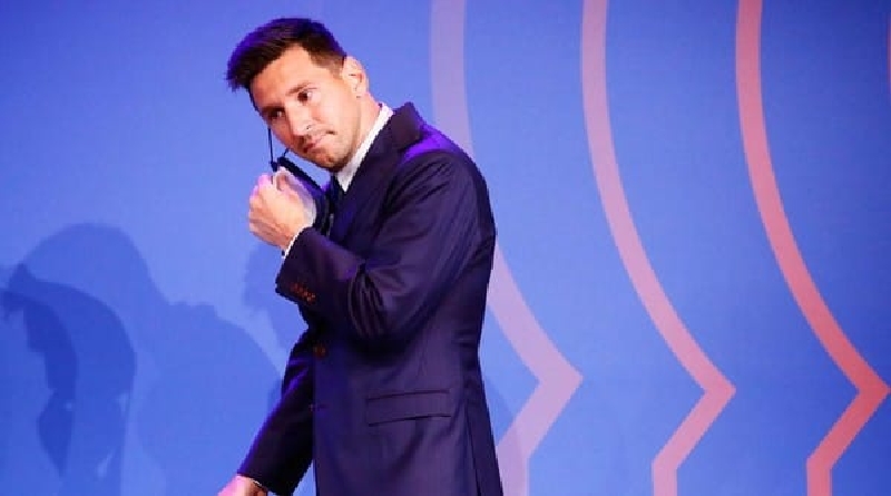 Sudah Ditunggu Suporter PSG, Messi Masih Asyik Berenang di Barcelona