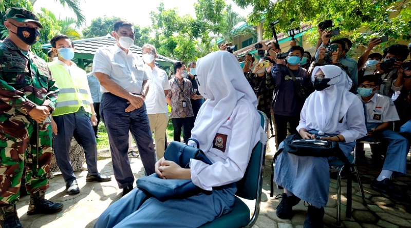 Menko Marves Tinjau Pembangunan Rumkit Darurat dan Blusukan ke Pasar Klewer
