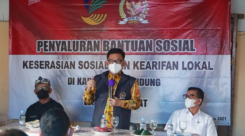 Penyerahan Bantuan Keserasian Sosial dan Kearifan Lokal, Ace: Mari Tingkatkan Kebersamaan di Masyarakat