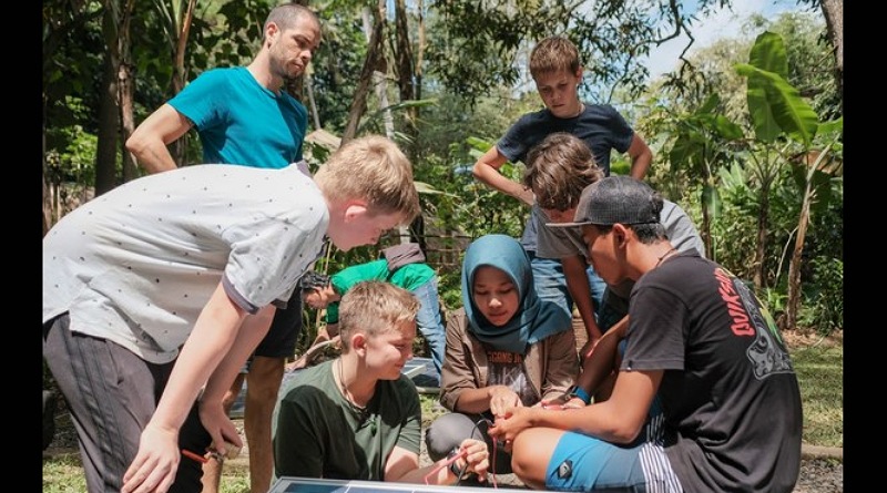Huawei Mendonasikan Inverter Tenaga Surya Unggulan kepada Green School Bali