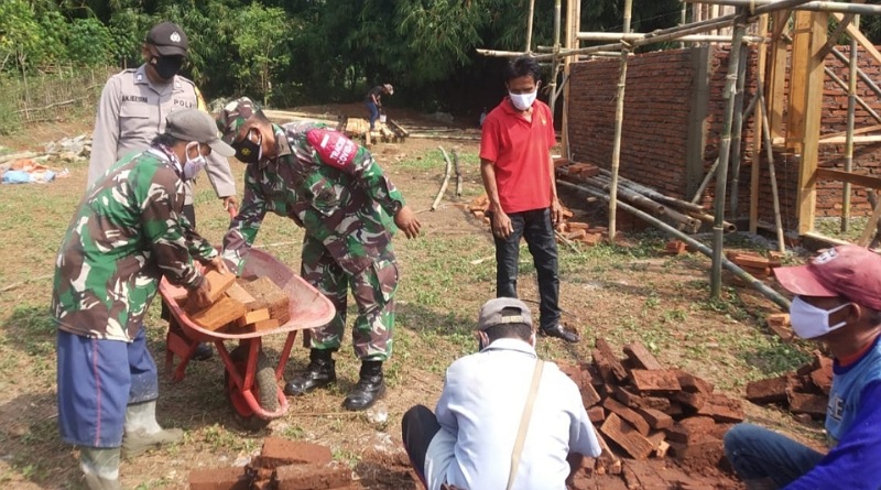 Jaga Keharmonisan, Koramil Campaka Purwakarta Bantu Bangun Rumah Warga