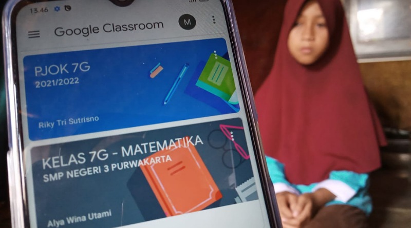Peduli Sahabat, Pelajar SMPN 3 Purwakarta Salurkan Bantuan HP Untuk Belajar Daring