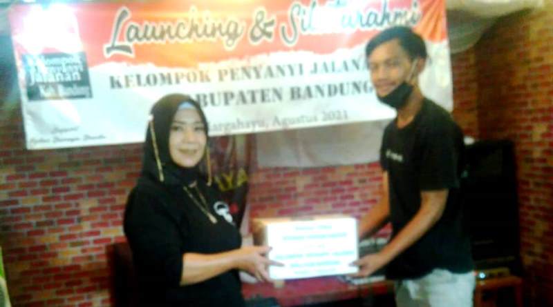 KPJ Jabar Bagikan Sembako untuk Pengamen