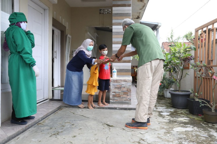 Kunjungi Desa Karangnangka Banyumas, Ganjar Bertemu “Nakes Dadakan”