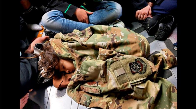 Orang Afghanistan yang ‘Putus Asa’ Menyerahkan Bayi Kepada Tentara