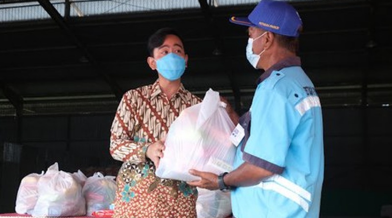 Wali Kota Solo Berikan Bantuan 31.070 Paket Sembako untuk Warga yang Belum Pernah Dapat Bansos