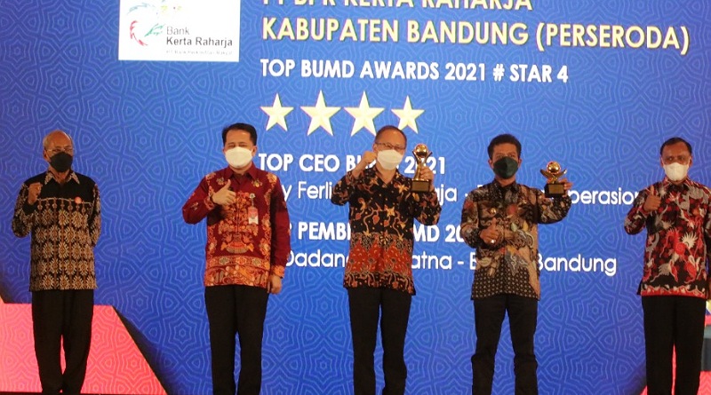 Atas Dukungan dan Pembinaannya untuk BUMD, Kang DS Raih Penghargaan