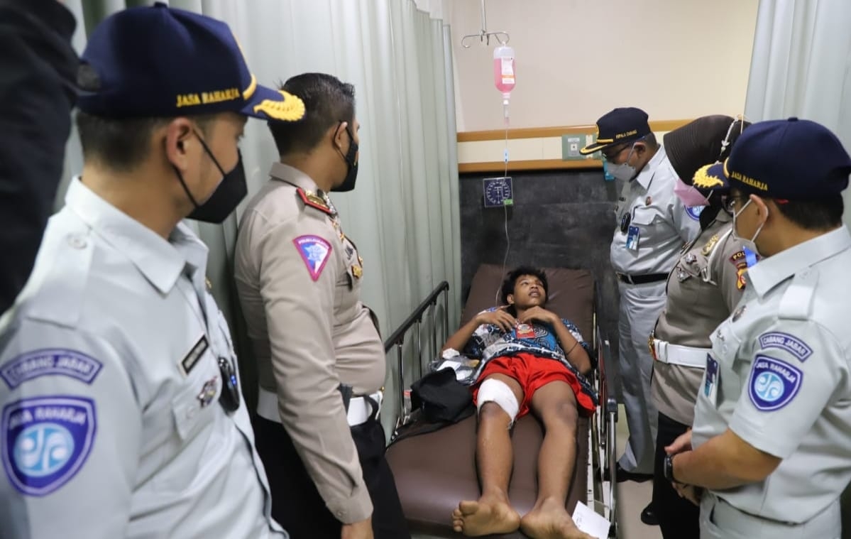 Bersama Kanit Lakalantas Polres Purwakarta Petugas Jasa Raharja Purwakarta Data Para Korban Laka Tol Cipali