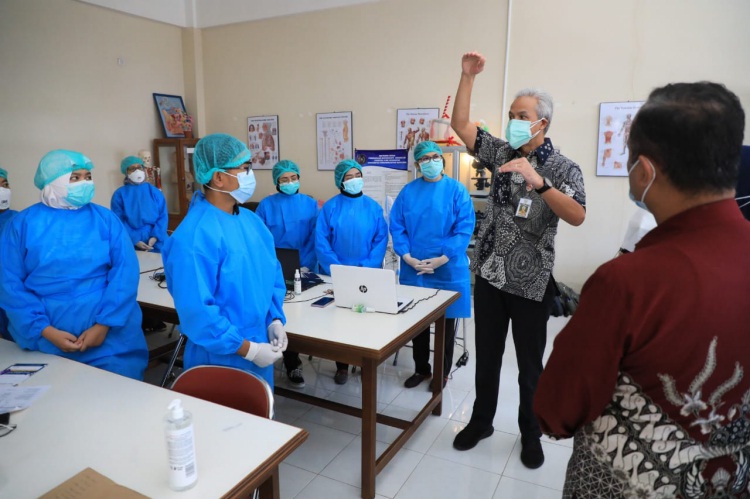 Kejar Percepatan Vaksinasi, Ganjar Ingatkan Nakes Input Data