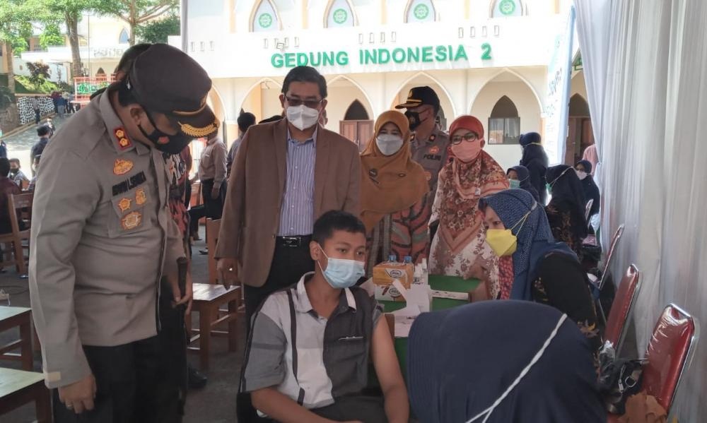 Sempurnakan Tawakal, Ratusan Santri Tazakka Batang Jalani Vaksinasi