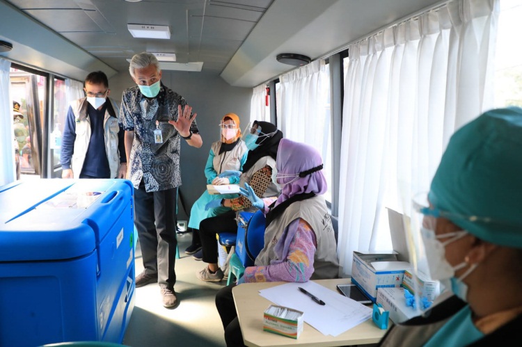 Bus Vaksinasi, Upaya Ganjar Percepat Vaksinasi