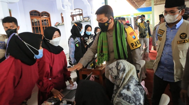 Kapolda Jatim Tinjau Langsung Akselerasi Vaksinasi di Ponpes Ar-Rowiyah Bangkalan Madura