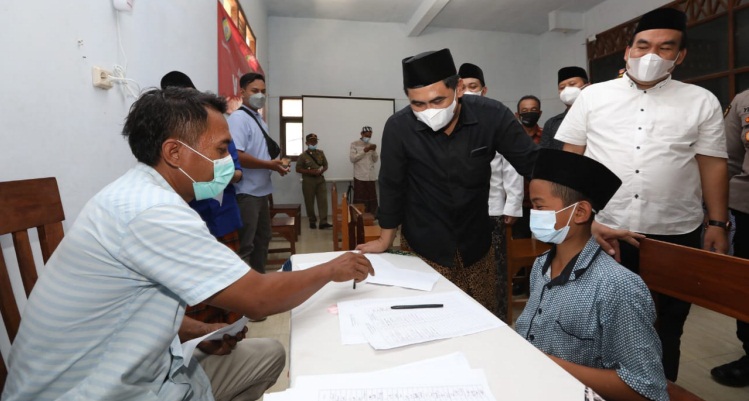 Cek Vaksinasi di Ponpes, Taj Yasin Dampingi Santri Disuntik Vaksin