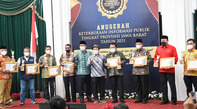 Bupati Bandung Raih Anugerah Keterbukaan Informasi Publik Dari Gubernur Jabar Ridwan Kamil