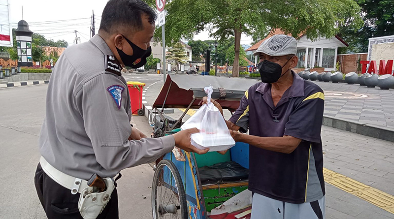 Operasi Keselamatan Lodaya 2022, Satlantas Polres Majalengka Membagikan Nasi Kotak dan Masker