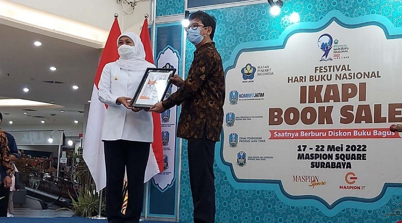 Khofifah Membuka Festival Hari Buku Nasional 2022 di Surabaya