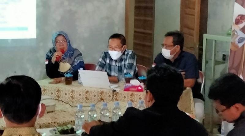 Tim PPPUD Pacu Gairah Perajin Topeng Batik yang Terpuruk Akibat Pandemi