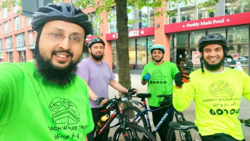 Muslim Inggris Keliling Bersepeda Galang Dana guna Bantu Rakyat Bangladesh yang Terdampak Bencana Banjir