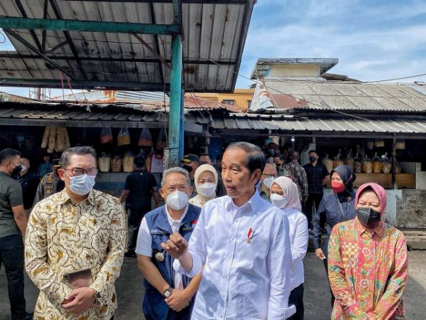 Jokowi Serahkan Bantuan Sembako dan Modal Usaha untuk 100 PKH Kota Bandung 