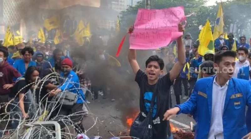 Massa PMII Demo Tolak Kenaikan BBM Ricuh, Terobos Kawat Berduri hingga Bakar Ban