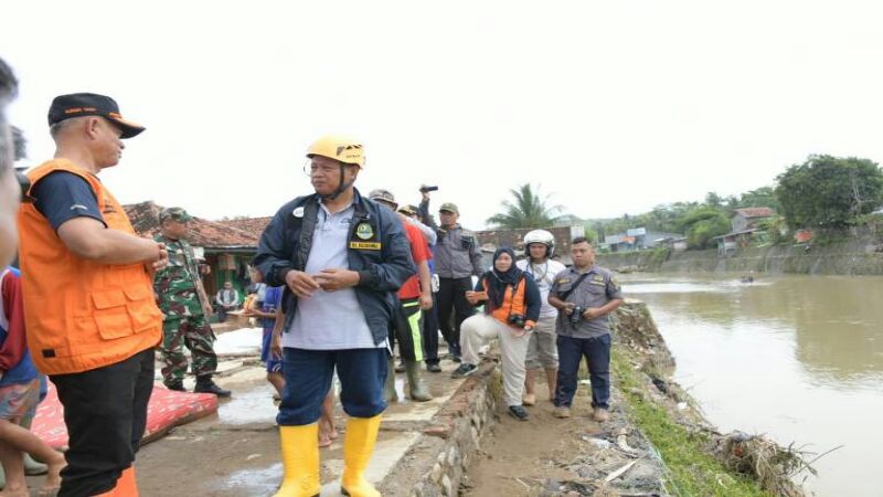 Tinjau Banjir Pameungpeuk, Wagub Jabar Salurkan Bantuan