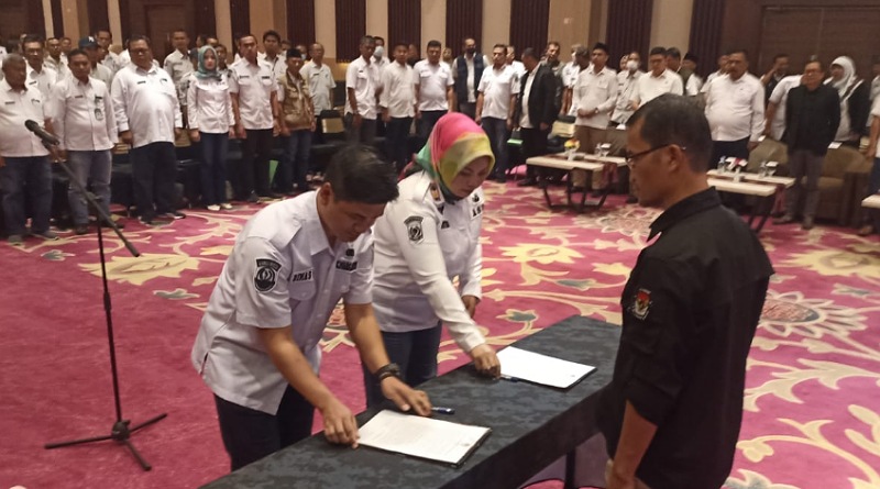 Mulai Tugas Proses Pemilu, Sekretaris dan Sekretariat KPU Kab. Bandung Tandatangani Pakta Integritas