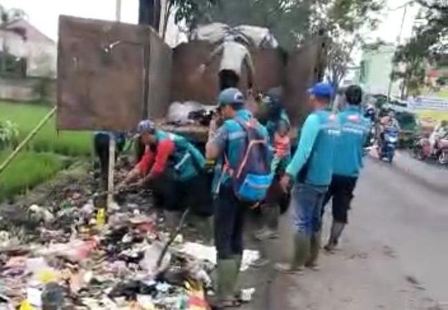 Kesadaran Masyarakat Masih Rendah, Sampah Liar Berserakan di Jalan Raya Laswi Ciparay