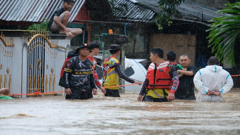 4 Orang Tewas, Polda Sulut Terjunkan 624 Personel Bantu Evakuasi Korban Banjir dan Tanah Longsor di Manado